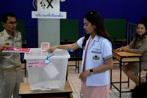 Một nữ cử tri Thái Lan bỏ phiếu sớm ở thủ đô Bangkok ngày 17-3. Ảnh: AFP.
