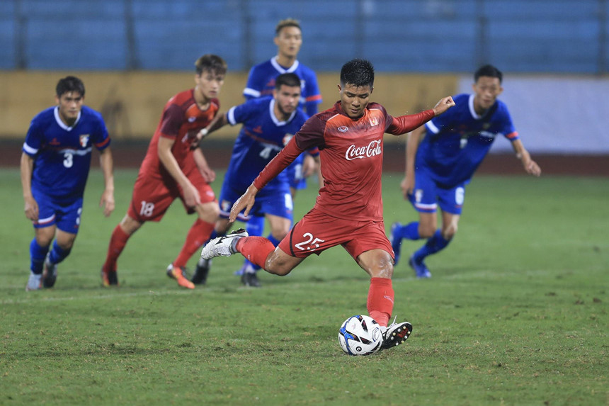 HLV Park Hang-seo thu được nhiều tín hiệu vui sau chiến thắng 6-1 của U23 Việt Nam trước Đài Loan (Trung Quốc) trong trận đá tập trên sân Hàng Đẫy tối 16-3.Trong ảnh: Hà Đức Chinh (25) và đồng đội có 6 bàn vào lưới Đài Loan (Trung Quốc)