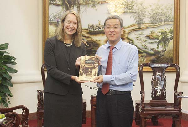 Bà Mary Tarnowka, Tổng lãnh sự Hoa Kỳ tại TP.Hồ Chí Minh tặng quà lưu niệm cho Chủ tịch UBND tỉnh Đinh Quốc Thái.