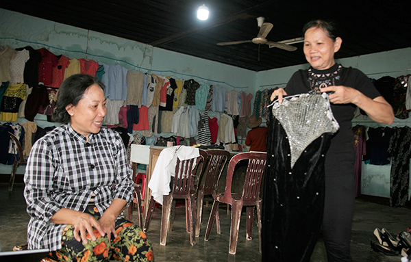 Người dân tìm kiếm quần áo tại cửa hàng miễn phí Cho và nhận ở xã Bàu Hàm 2, huyện Thống Nhất