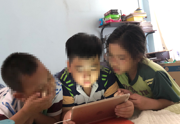 Những đứa trẻ dán mắt vào chiếc máy tính bảng khi không có người lớn kiểm soát Ảnh: C.NGHĨA