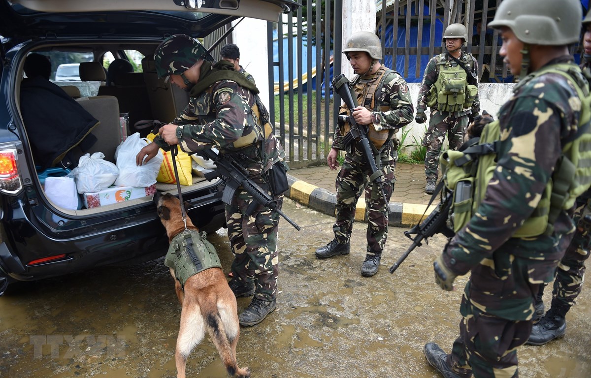 Binh sỹ Philippines kiểm tra an ninh tại Marawi, đảo Mindanao. (Ảnh: AFP/TTXVN)