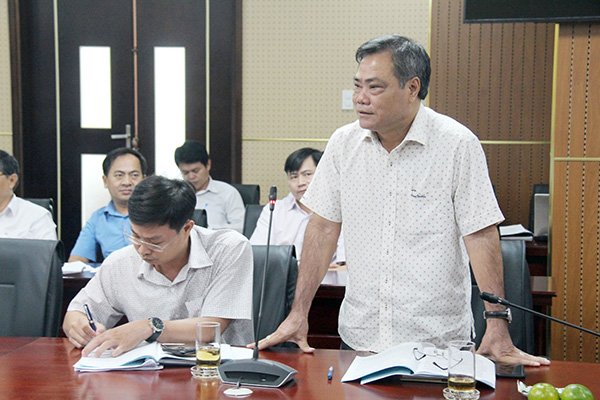 Ông Lê Hữu Đảng, Phó chủ tịch UBND huyện Trảng Bom báo cáo tiến độ giải phóng mặt bằng các dự án điện đi qua đi địa bàn huyện.