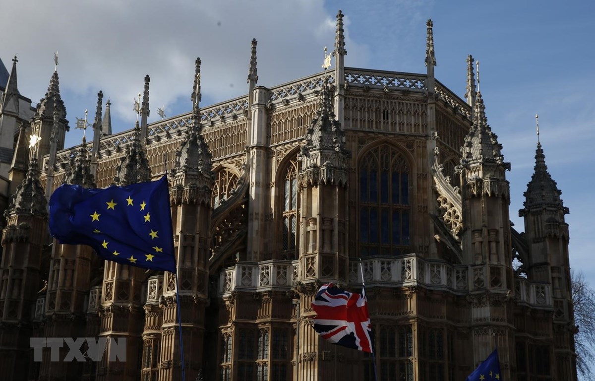 Cờ Anh (phải) và cờ EU (trái) tại London, ngày 14-3. (Ảnh: THX/ TTXVN)