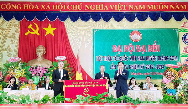 Bí thư Huyện ủy Trảng Bom Phạm Xuân Hà tặng đại hội bức trướng.