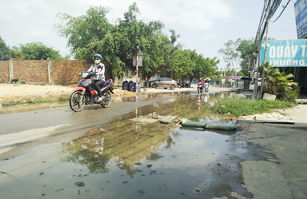 Nước ngập quanh năm trên đường Trần Thị Nhạt (ấp Đất Mới, xã Phú Hội, huyện Nhơn Trạch), người dân phải kê gỗ, bao đất, gạch để vào nhà