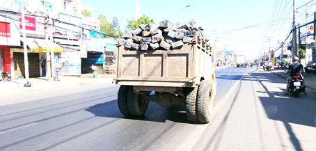 Máy cày chở đá cồng kềnh