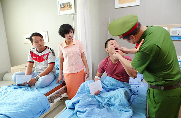 Đại diện UBND TP Biên Hòa và Công an TP Biên Hòa đã đến thăm hỏi, động viên hai công an viên đang điều trị tại bệnh viện