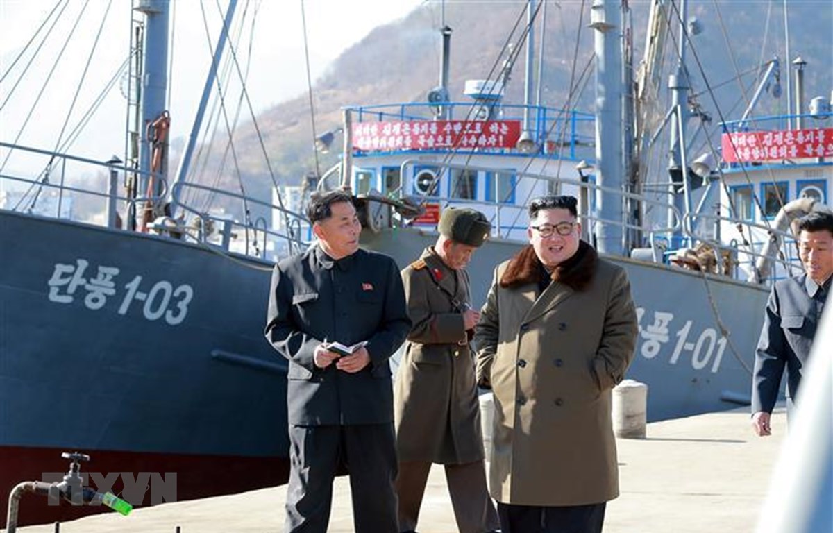 Nhà lãnh đạo Triều Tiên Kim Jong-un thăm một cảng cá vùng biển phía Đông nước này tháng 12-2018. (Nguồn: AFP/TTXVN)