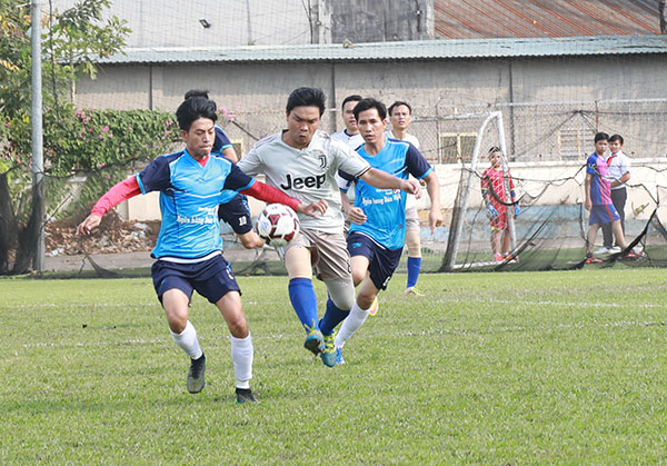 Đội ĐKVĐ Liên quân Cảnh sát điều tra (áo xanh) có trận hòa 0-0 với Công an huyện Trảng Bom (áo xanh).