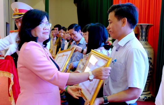 Phó Chủ tịch UBND tỉnh Nguyễn Hòa Hiệp tặng bằng khen cho các tập thể và cá nhân có thành tích xuất sắc trong công tác giáo dục quốc phòng và an ninh năm 2018.