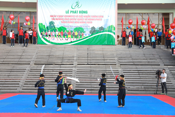 Biểu diễn võ nhạc Võ cổ truyền tại lễ phát động Ngày chạy Olympic vì sức khỏe toàn dân.