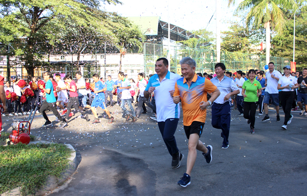 Các đại biểu và vận động viên các khối tham gia ngày chạy Olympic vì sức khỏe toàn dân