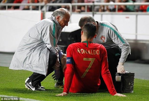  Ronaldo sớm phải rời sân vì chấn thương.