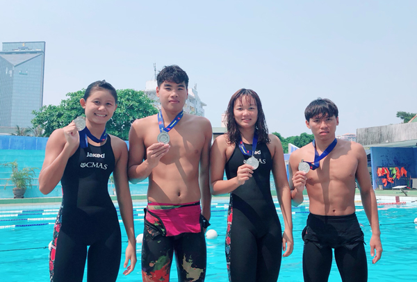 4 VĐV Đồng Nai đoạt HCB nội dung tiếp sức phối hợp nam nữ 4x100m chân vịt đôi