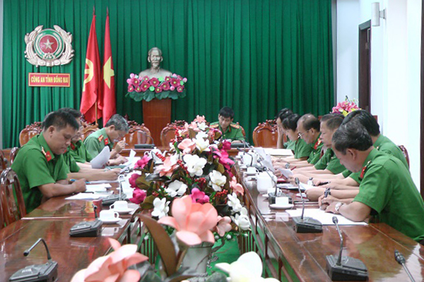Đại tá Bùi Hữu Danh, Phó giám đốc Công an tỉnh, Thủ trưởng Cơ quan thi hành án hình sự chủ trì buổi họp xét