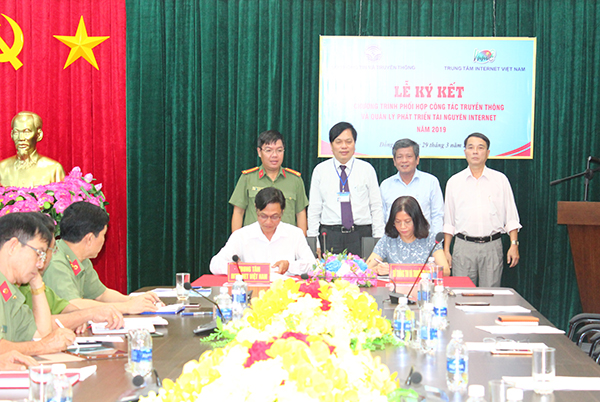 Đại diện Sở Thông tin truyền thông và Trung tâm Internet Việt Nam ký kết quy chế phối hợp.