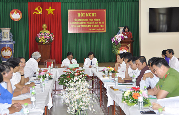 Phó chủ tịch UBND tỉnh Nguyễn Hòa Hiệp trao bằng khen cho các cá nhân, tập thể có thành tích xuất sắc.