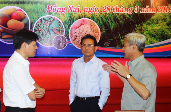 Bí thư Tỉnh ủy Nguyễn Phú Cường trao đổi với các đại biểu bên lề hội nghị.