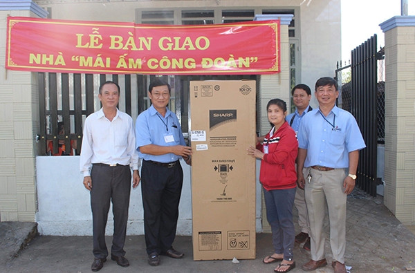 Công đoàn cơ sở Công ty TNHH Hwaseung Vina (KCN Nhơn Trạch, huyện Nhơn Trạch) trao tặng nhà Mái ấm Công đoàn kèm các vật dụng có giá trị như tủ lạnh cho đoàn viên khó khăn. (CTV)
