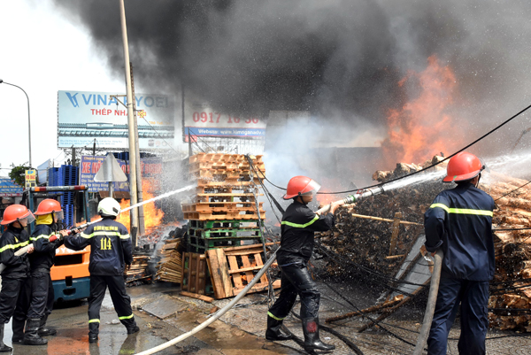 Lực lượng Cảnh sát phòng cháy, chữa cháy và cứu nạn, cứu hộ Công an tỉnh chữa cháy tại một xưởng kinh doanh gỗ, sản phẩm pallet ở khu vực ngã tư Vũng Tàu (phường Long Bình Tân, TP.Biên Hòa)  Ảnh: Đ.TÙNG
