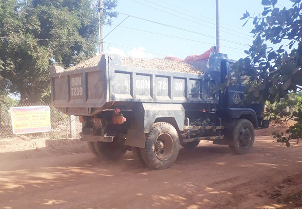 Xe tải chở đất từ khu đất rẫy của hộ dân tại ấp 7, xã Xuân Bắc (huyện Xuân Lộc) đem đi bán (ảnh nhỏ)