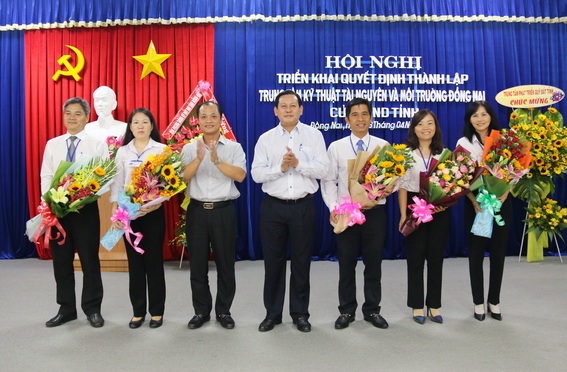 Lãnh đạo Sở Tai nguyên và môi trường tăng hoa chúc mừng Ban giám đốc Trung tâm 