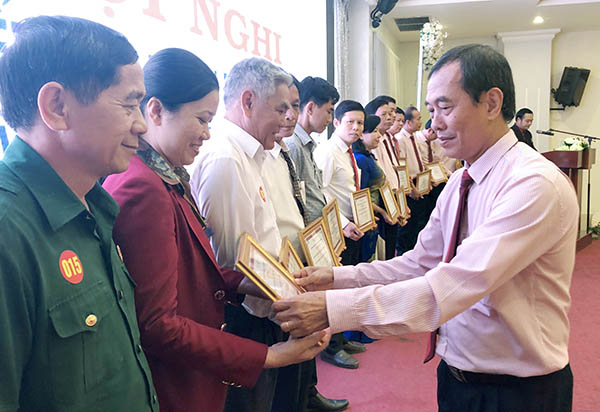Giám đốc Ngân hàng CSXH chi nhánh tỉnh Đồng Nai Huỳnh Công Nam trao giấy khen cho 69 tập thể và gần 300 cá nhân có thành tích cao trong phong trào thi đua nâng cao chất lượng tín dụng năm 2018