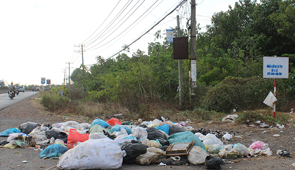 Một bãi rác nằm ngay dưới bảng cấm đổ rác tại Khu công nghiệp Bàu Xéo. Trong khi đó, bảng tuyên truyền hành vi vi phạm đã bị thay bằng số điện thoại… bán gà giống