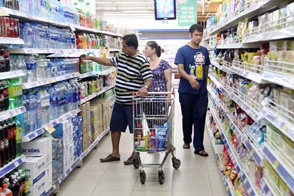 Người tiêu dùng chọn mua các sản phẩm ở Co.op Mart Biên Hòa