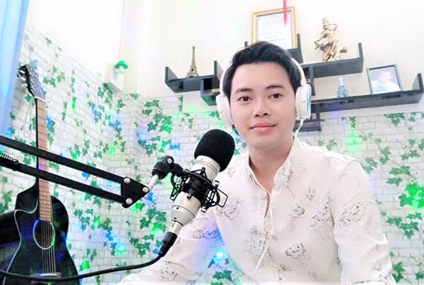 Nghệ sĩ trẻ Khánh Dư (Nguyễn Phước Dư) công tác tại Nhà hát Nghệ thuật Đồng Nai chuẩn bị phát trực tiếp ca khúc do mình thể hiện qua kênh YouTube riêng