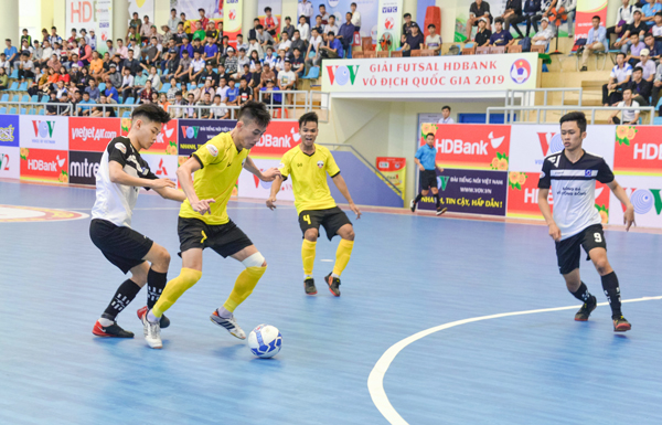 VietFootball (trắng) không tạo được bất ngờ trước Đà Nẵng dù có bàn dẫn trước.