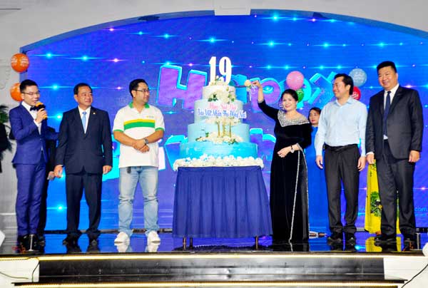 Bà Lê Thị Minh Phượng, Giám đốc Bảo Việt Nhân Thọ Đồng Nai cắt bánh sinh nhật lần thứ 19 của công ty.