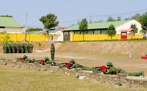 Chiến sĩ mới thực hiện các bài huấn luyện ngay tại thao trường Lữ đoàn trong sự quan sát của lãnh đạo Lữ đoàn Tăng – thiết giáp 22, chính quyền địa phương và thân nhân chiến sĩ mới.