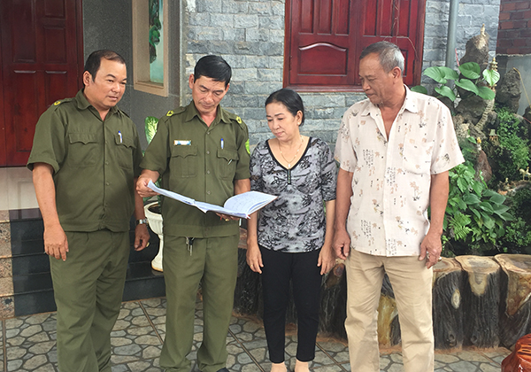 Trưởng Công an xã Xuân Quế (huyện Cẩm Mỹ) Trương Văn Nghỉ (thứ 2 từ trái qua) đến nhà dân tuyên truyền phòng chống tội phạm. Ảnh: H.NAM