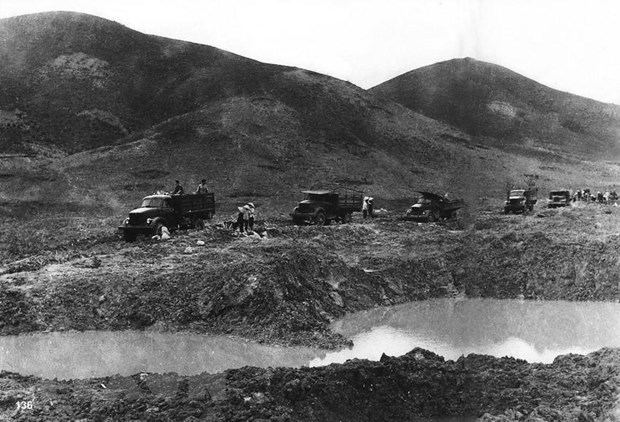 Đoàn xe vận tải quân đội 559 đưa hàng hóa vào chiến trường, vượt qua trọng điểm Ngã 3 Đồng Lộc, Nghệ Tĩnh