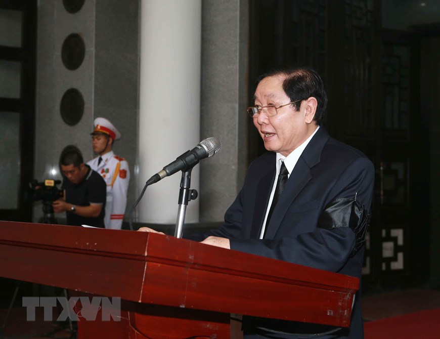 Ông Lê Vĩnh Tân, Ủy viên Trung ương Đảng, Bộ trưởng Bộ Nội vụ đọc lời giới thiệu các đoàn vào viếng Trung tướng Đồng Sỹ Nguyên. (Ảnh: Doãn Tấn/TTXVN)