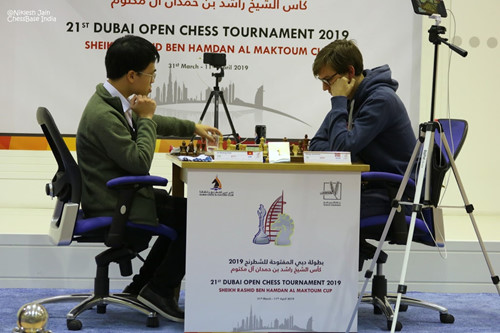 Lê Quang Liêm (trái) xếp hạng ba chung cuộc Dubai Open UAE