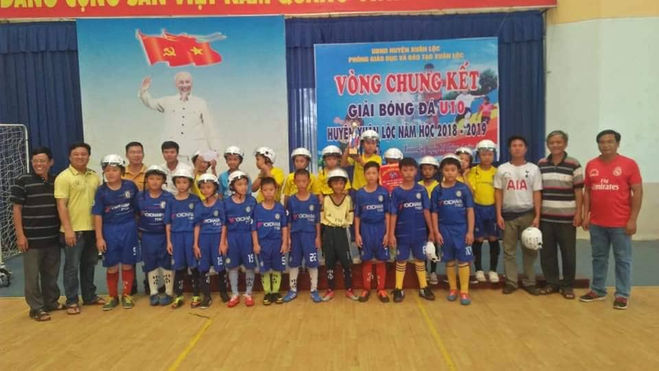 Ban tổ chức trao giải cho hai đội xếp hạng Nhất, hạng Nhì giải U.10 huyện Xuân Lộc