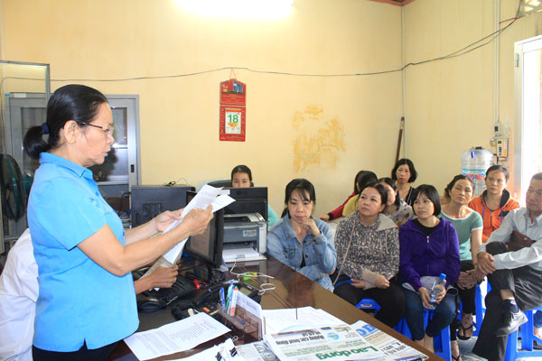 Nhiều công nhân lao động đến Trung tâm tư vấn pháp luật Công đoàn tỉnh để được tư vấn, giải quyết việc công ty nợ bảo hiểm