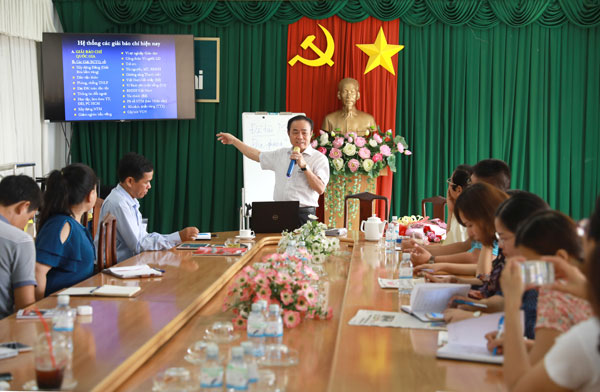 TS. Trần Bá Dung trình bày các kỹ năng phát hiện, lựa chọn đề tài tại buổi sinh hoạt