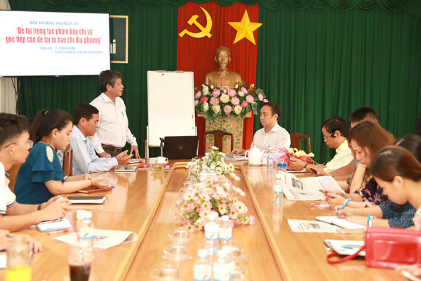 Nhà báo Nguyễn Tôn Hoàn, Tổng biên tập Báo Đồng Nai phát biểu tại buổi sinh hoạt