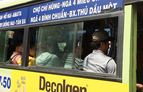Các tuyến xe buýt trong ngày nghỉ dịp giổ Tổ Hùng Vương đông đúc hành khách.