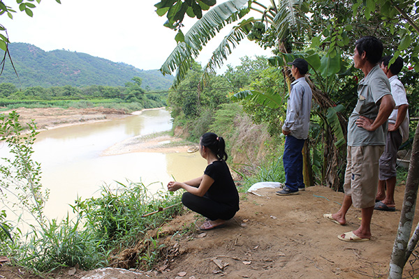 Nhiều người dân ở ấp 3, xã Nam Cát Tiên (huyện Tân Phú) lo lắng vì tình trạng khai thác cát gây sạt lở đất đai, cây trồng của dân