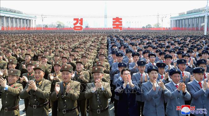 Mít tinh chào mừng nhà lãnh đạo Kim Jong-un được bầu lại làm Chủ tịch Ủy ban Quốc vụ Triều Tiên tại Quảng trường Kim Nhật Thành ở thủ đô Bình Nhưỡng ngày 13-4. Ảnh: YONHAP/TTXVN