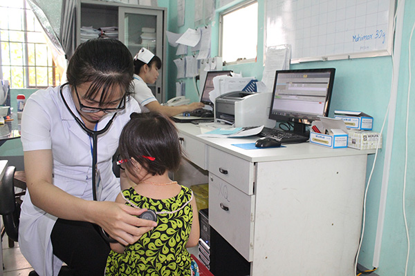 Thăm khám phát hiện sớm bệnh lao cho bệnh nhi ở Trung tâm y tế huyện Nhơn Trạch