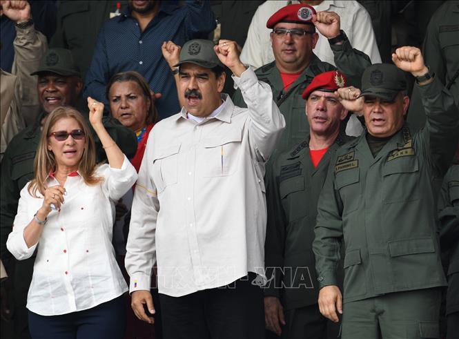 Tổng thống Venezuela Nicolas Maduro (thứ 2 trái) và Bộ trưởng Quốc phòng Venezuela Vladimir Padrino (phải) tại lễ kỷ niệm ở Caracas, Venezuela ngày 13/4. Ảnh: AFP/TTXVN