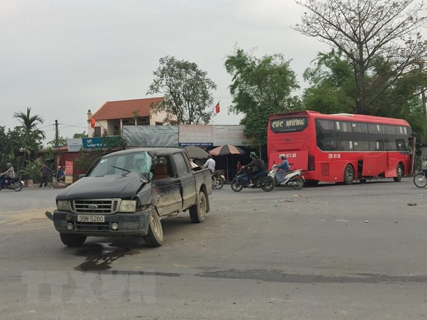 Hiện trường vụ tai nạn giao thông ở cầu Gián Khẩu (huyện Hoa Lư, Ninh Bình) ngày 12-4. (Ảnh: Minh Đức/TTXVN)