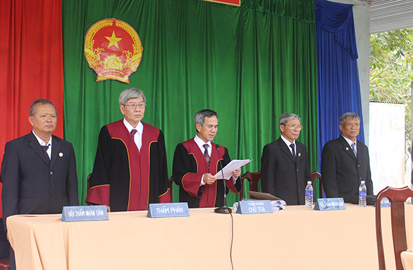 Các hội thẩm nhân dân tỉnh (thứ nhất và thứ 5 từ trái qua) tham gia Hội đồng xét xử trong một phiên tòa xét xử lưu động tại huyện Nhơn Trạch