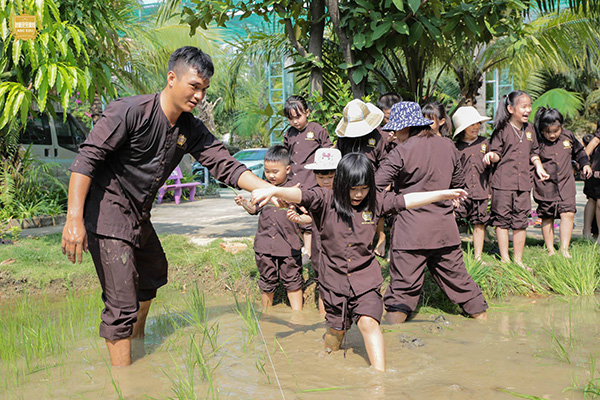Học sinh Trường song ngữ Á Châu (TP.Biên Hòa) trải nghiệm làm nông dân cấy lúa tại Trung tâm trải nghiệm sáng tạo của trường